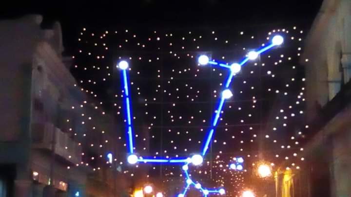 CuteleSur's tweet photo. #Cuba/La Avenida Italia en la capital cubana vuelve a iluminarse. Las constelaciones con luces donadas por la ciudad d Turín rinden homenaje a los 501 años d la fundación d La Habana y en agradecimiento al apoyo d los médicos cubanos para detener #Covid19 en Italia @teleSURtv https://t.co/6IFlay9zkZ