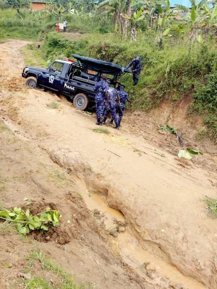 benj_amin11's tweet image. Kanungu police stuck on a bad road on their way to disperse a demonstration against bad roads.
#SecuringYourFuture