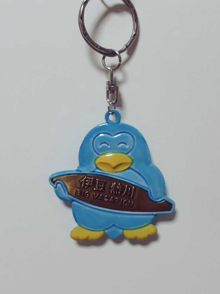 昭和レトロクッション 懐かしいです 80年代はペンギンキャラクターがたくさん登場しましたね パピプペンギンズやタキシードサム レッツチャットなどなど マリンルックも流行っていました 手元にあるクッションです パピプペンギン風のパチモノ