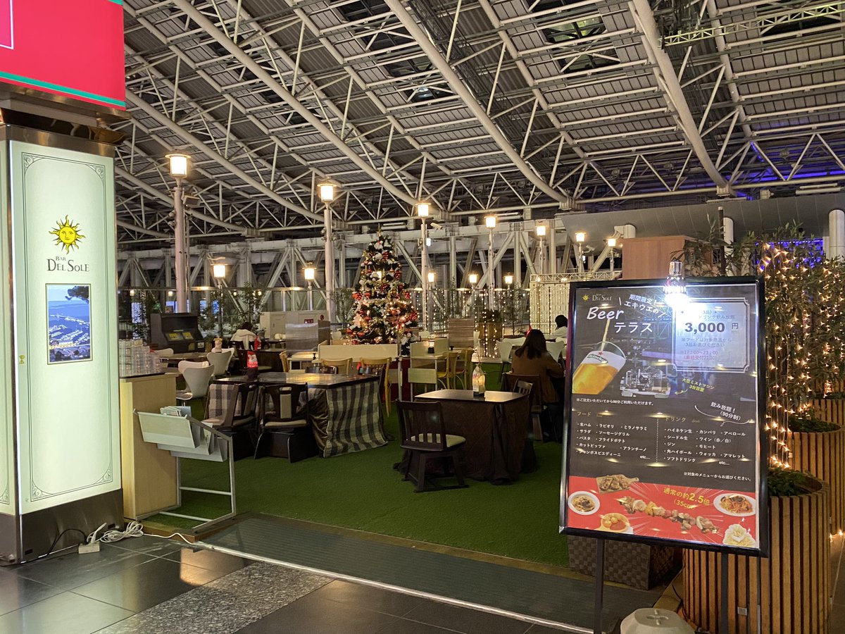 Papiko 大阪駅の時空の広場にある こたつカフェ 良いなぁ 3000円飲み放題コースもアリ 安心のオープン環境でぬくぬく飲める T Co Iihezo2dws