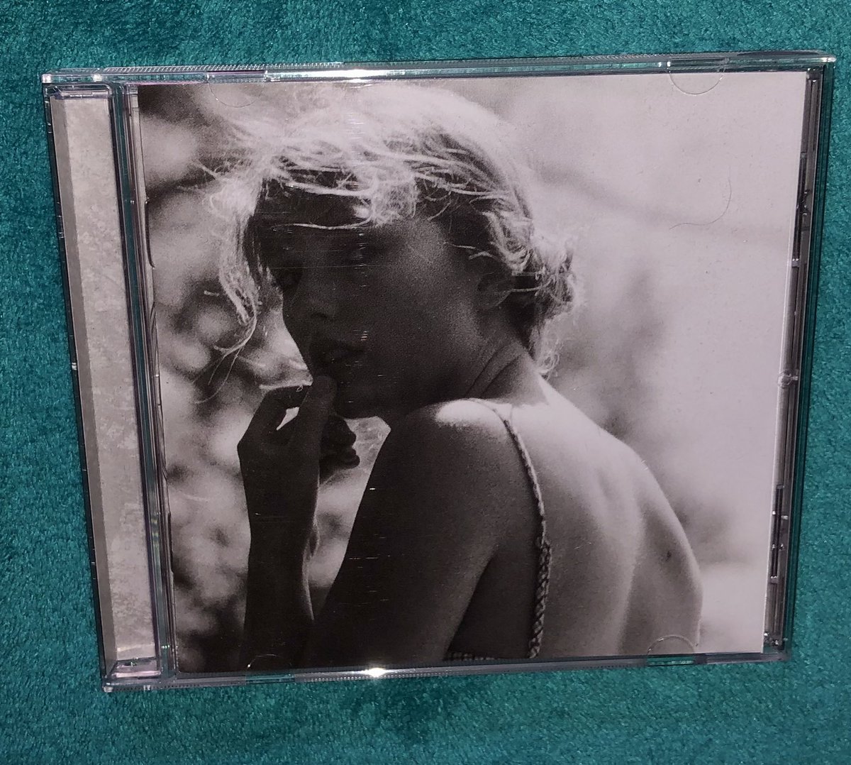 EvaCobo6's tweet photo. FOLKLORE CD GIVEAWAY 🤍
I’ll like to give this to someone who doesn’t have one 

Open internationally 
Follow me 
RT this tweet 
Reply as much as you can with 

I’m voting for Taylor Swift for Artist of the Year at the #AMAs

ENDS TOMORROW!
GOOD LUCK TO EVERYONE 💜 https://t.co/psQeiMon2s