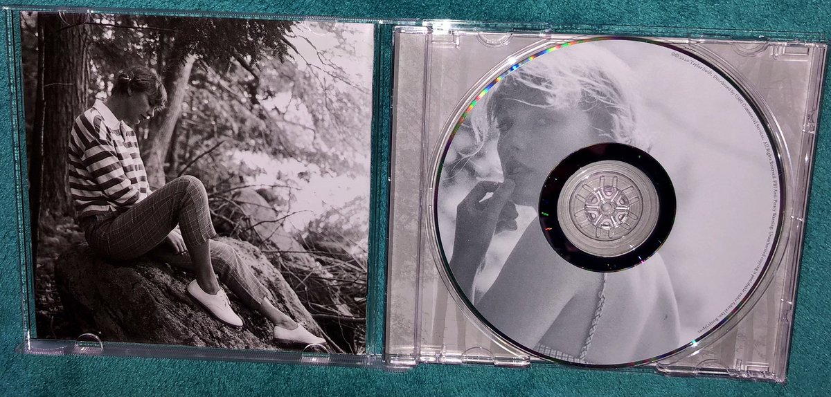 EvaCobo6's tweet photo. FOLKLORE CD GIVEAWAY 🤍
I’ll like to give this to someone who doesn’t have one 

Open internationally 
Follow me 
RT this tweet 
Reply as much as you can with 

I’m voting for Taylor Swift for Artist of the Year at the #AMAs

ENDS TOMORROW!
GOOD LUCK TO EVERYONE 💜 https://t.co/psQeiMon2s