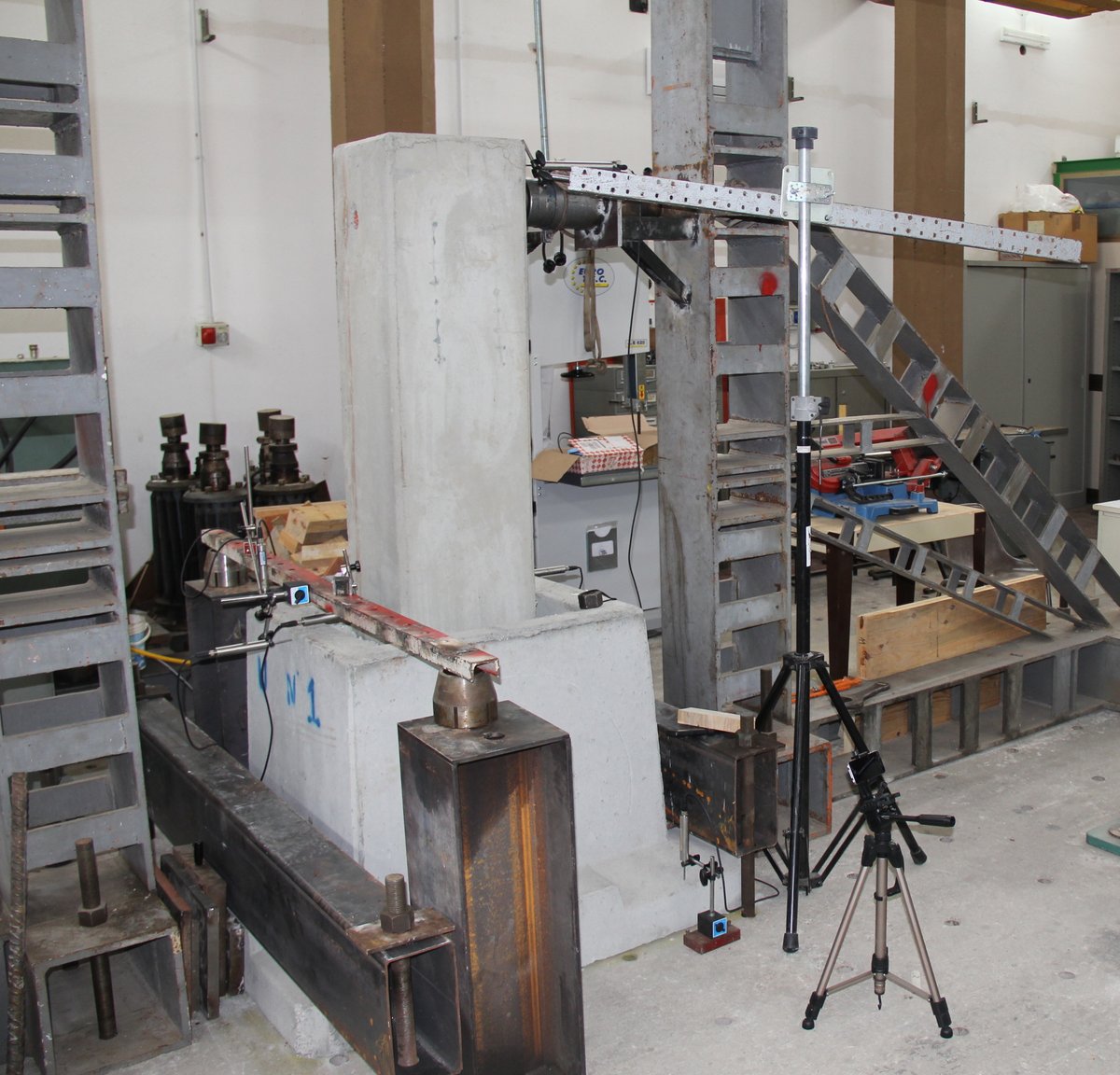 flavio_stochino's tweet image. Test day at #MaterialsLab of Università degli Studi di Cagliari.
Plinths casted with recycled concrete aggregate are tested under horizontal forces
The project #MEISAR goes on.
meisar.org/en/
#sustainability #structures #concretes #civilengineering #reinforcedconcrete