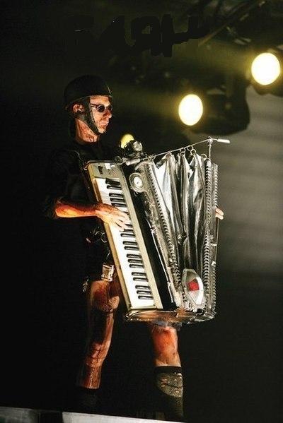 lacuevacultural's tweet photo. #Efemérides #LaCueva 16 de noviembre de 1966. Nace Christian Lorenz en Berlín Este, Alemania. es un músico alemán, teclista de la banda alemana de metal industrial, Rammstein y antiguo integrante en la banda de punk rock Feeling B. 

#ChristianLorenz #Rammstein #FeelingB https://t.co/H0fBfMdWV3