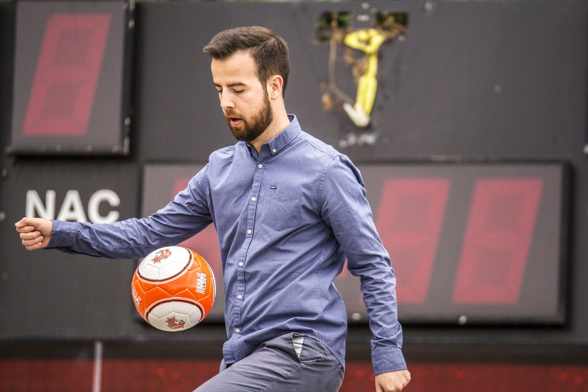 Vandaag startte 'de week van de werkstress'🤯

Bij RB-Media hechten we veel waarde aan een gezonde balans tussen hard werken én een stukje ontspanning. Onze voetballiefhebbers houden dan ook  graag een balletje hoog om zo even te ontspannen.