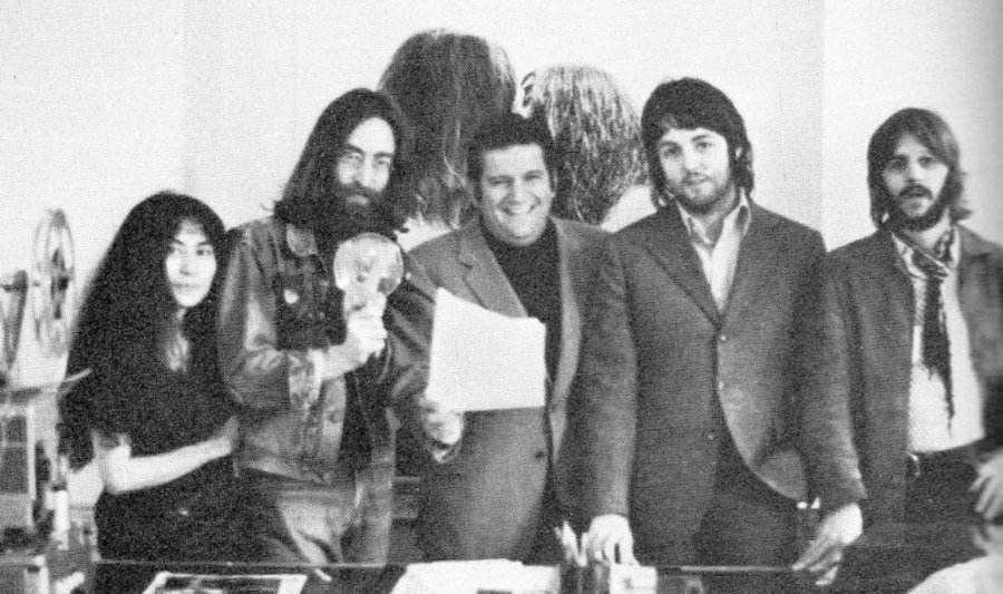 Following on from my tweet about Allen Klein being the worst person in the music industry, here is a thread surrounding why I think this.Allen Klein is the only person in Beatles history that I can't like. Here's a thread about how Klein caused problems within the Beatles: