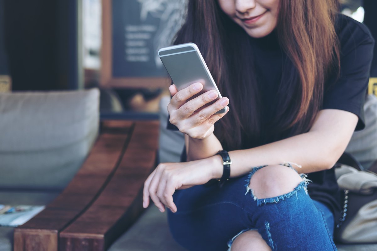 компьютер и человек. не знаю в телефоне сижу. не знаю в телефоне сижу. не знаю в телефоне сижу. девушка сиииидит в телефоне.