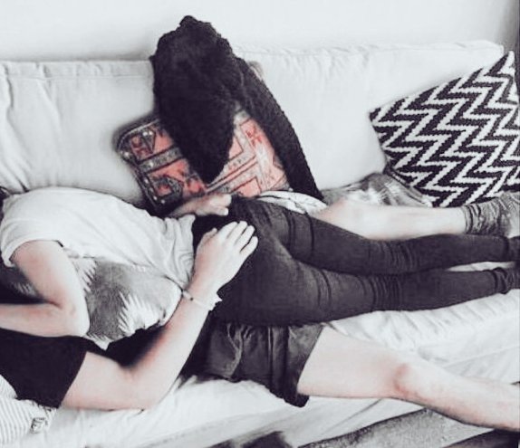 Ночёвка с подругой эстетика. Парень с девушкой селфи. Девушка ночует у друга. Девушка ночует у друга. Одна в постели.