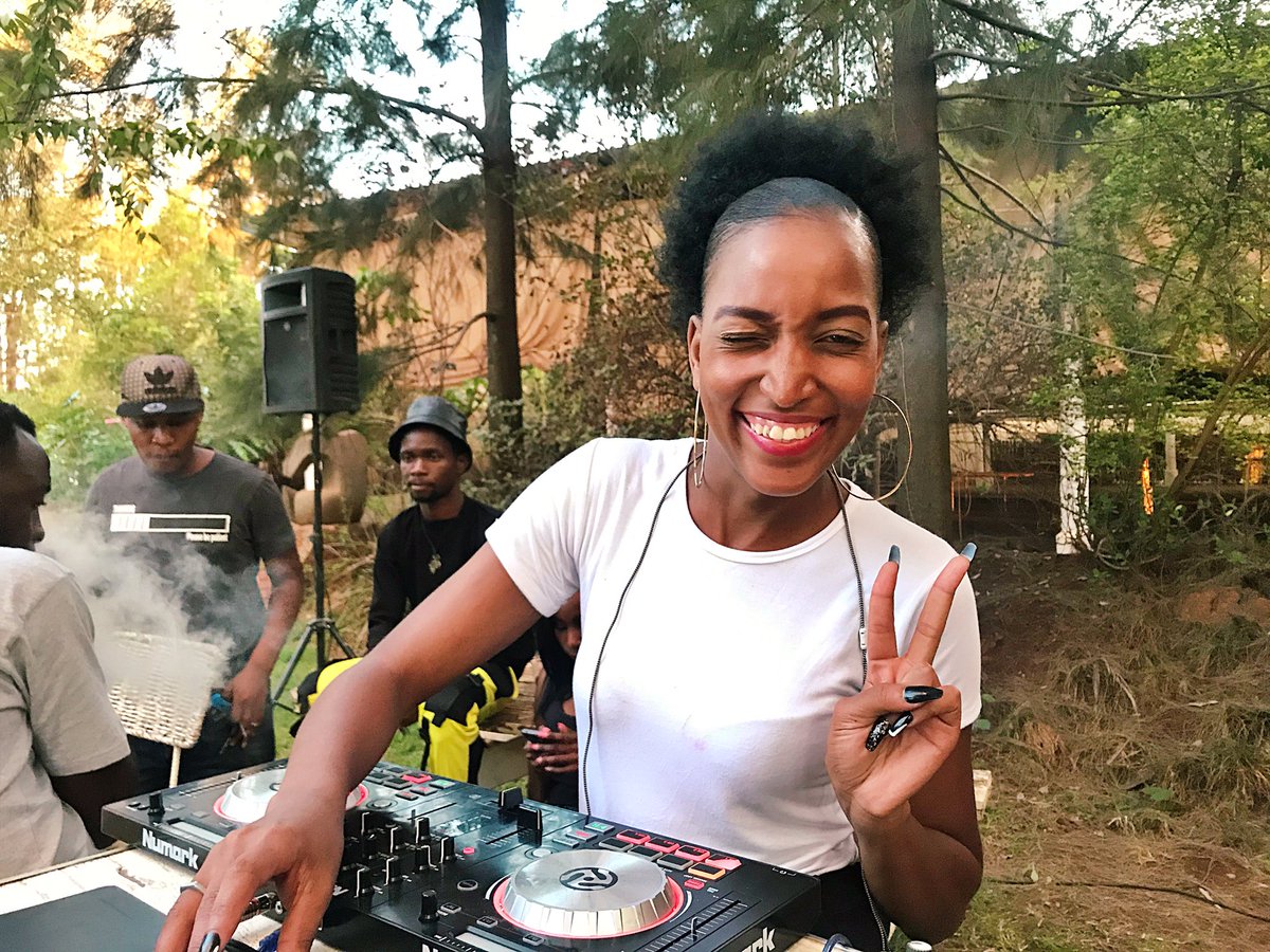 muzeezomupati's tweet photo. MUgovera • Rotations•
Our DJs did the things 🔥🔥 Thank you! @Djfafi_zw #djscarzim #shakuchante
Space + Creative Goods + buyers = Market
#Community
#MarketAccess
#MUgovera
#ProudlyZimbabwean https://t.co/k4b11dKdpA