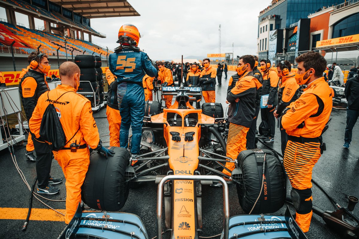 A selection of our favourite behind-the-scenes pictures from the  #TurkishGP.  THREAD 