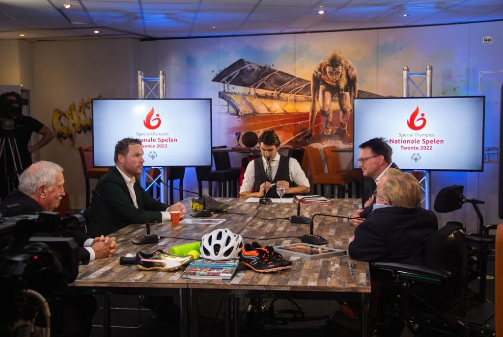 Afgelopen donderdag is het Overijssels Sport- en beweegakkoord gelanceerd middels een webcast met o.a. Gedeputeerde van de Provincie Roy de Witte en minister van gehandicaptenzaken Rick Brink. De webcast is terug te kijken via: youtu.be/N9VyT1o6e-I#t=…