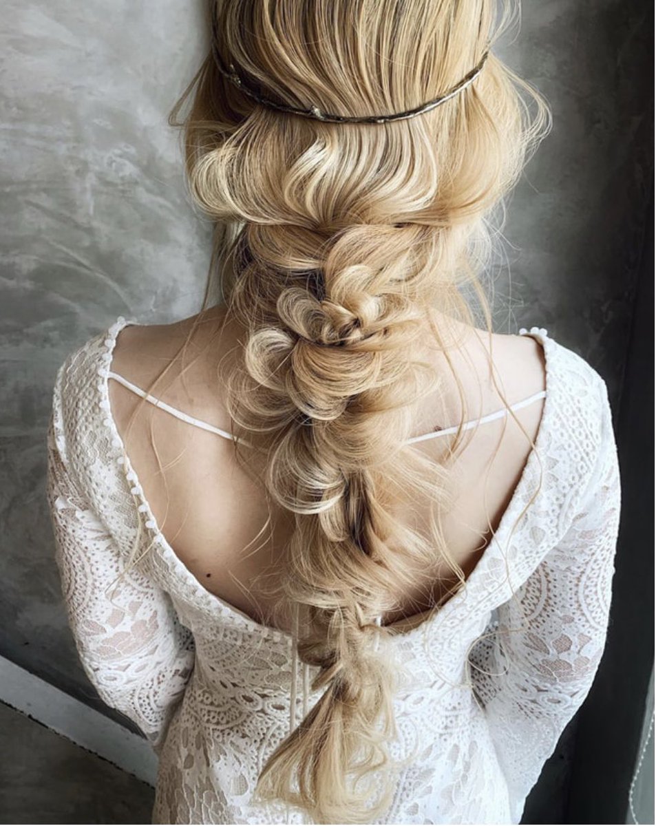 伊藤 真愛美 んー どっちの髪型か迷う スーパーロングでしかできない髪型をしたいのだけど どっちも可愛いな クールな感じなら左 ちょっとフェミニンっぽい感じなら右よね