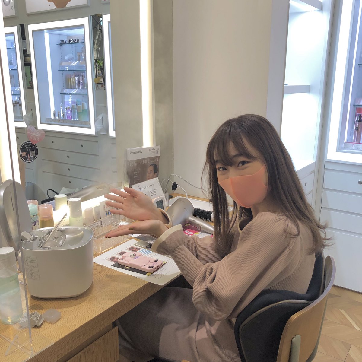 mckg2020_No5's tweet photo. パナソニックセンター大阪サロンドビューティ様（@PanasonicBeauty）へ行ってきました✨
スノービューティミラーで肌診断😳パナソニック様の商品を実際に体験しました🧖🏻‍♀️💓
・スチーマーナノケア EH-SA0B
・ストレートアイロンナノケアEH-HS0E
#panasonicbeauty #salondebeauty #パナソニックビューティ https://t.co/lqRDcav1CI