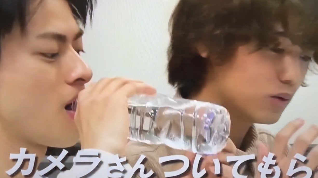 かよ 前にペットボトルの飲み方好きのツイしたんだけど 綺麗な飲み方っていうのがあるらしく 飲み口に 下唇をつける 下唇に飲み 口を乗せた状態で ペットボトルを傾ける この時 上唇は飲み口に中に入っている または飲み口に触れている状態 Matchの