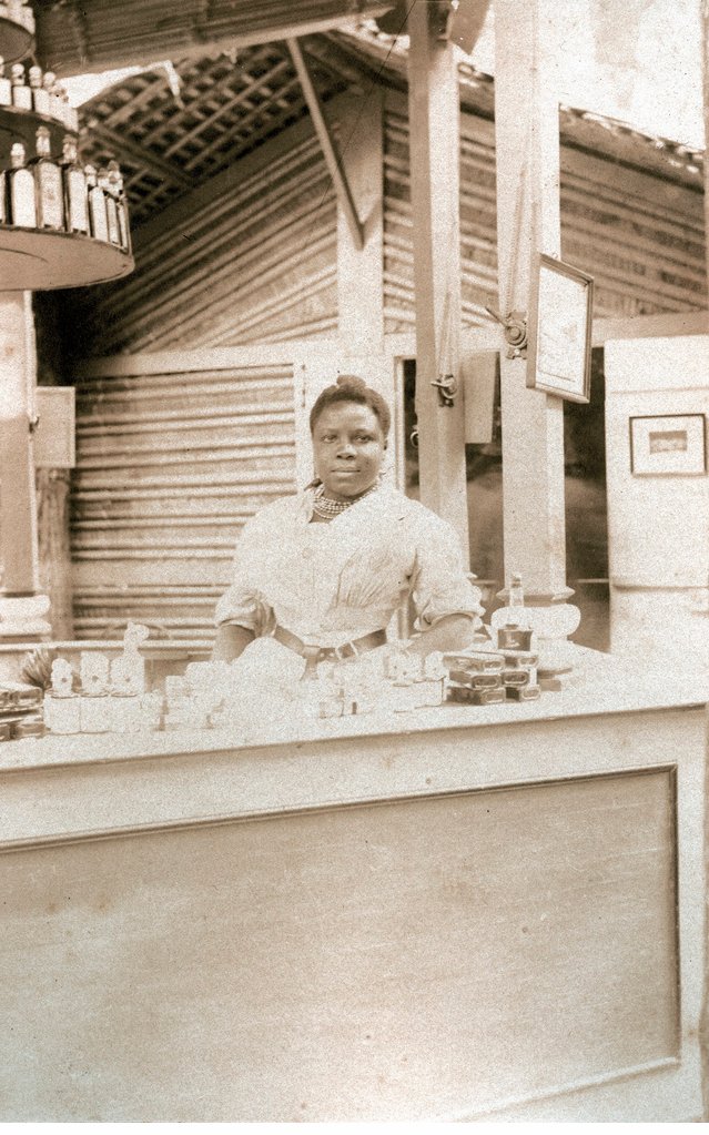 But "what of the Black woman"? Some landlords specifically recruited Black barmaids.  @CarolineBressey found 1880s n'paper ads for bars in Birmingham and Stockton that requested only ‘a coloured lady' should apply. [The lady in the pic working at a bar in Paris, 1899]