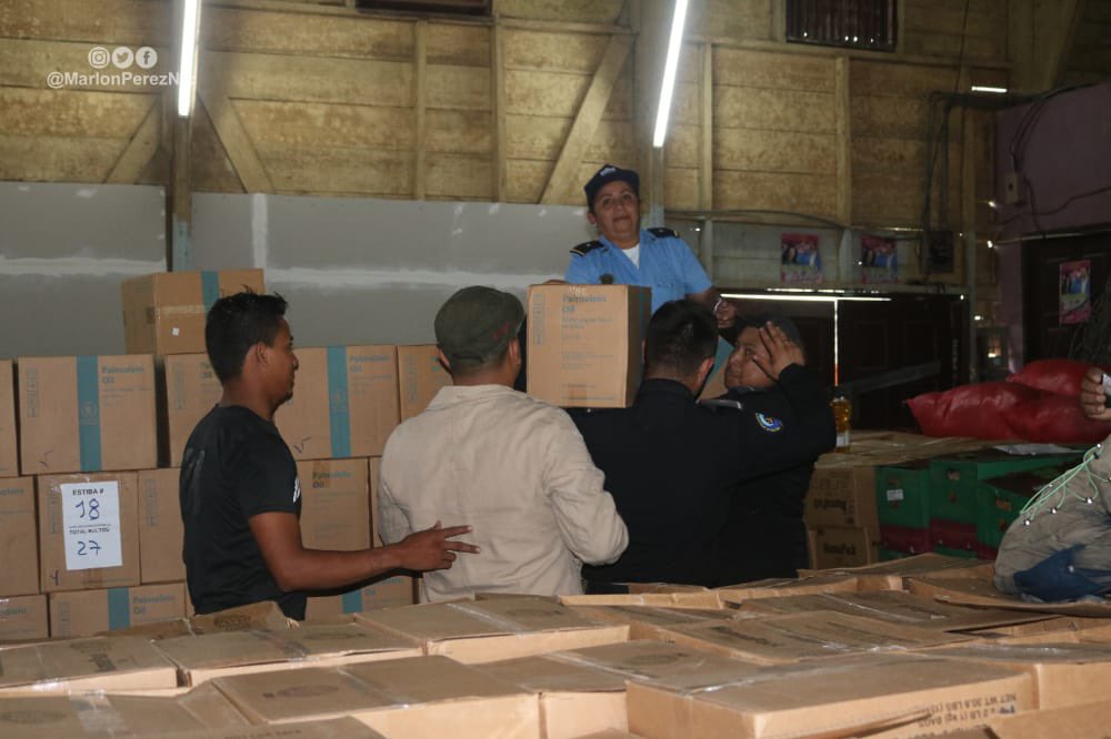 VivaNicaragua13's tweet photo. #LoQueSeVive
En el Municipio de #Siuna el #CODEPRED Inicia el envío 📦 🚚 de Alimentos y Avituallamiento al Municipio de #Rosita para garantizar la Atención de las Familias en los Albergues. 
https://t.co/55O9MQiwxe https://t.co/3MBIayr8fZ