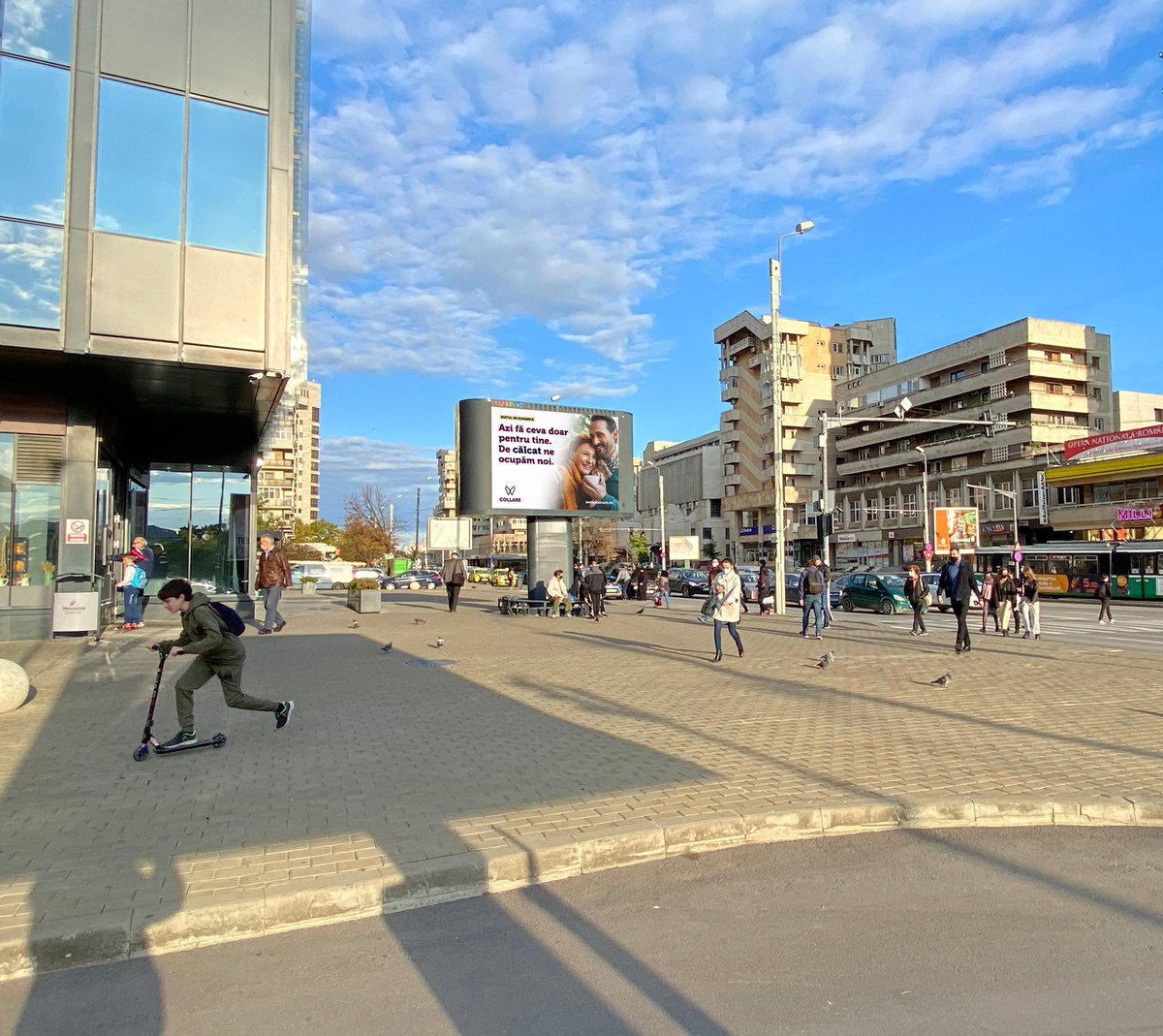 Collars #OOH - o campanie copy-based, cu 7 mesaje cheie, sub forma 𝑇𝑖𝑝 𝑜𝑓 𝑡ℎ𝑒 𝑑𝑎𝑦, cu o abordare care vizează atȃt experienţele individuale legate de obiceiul de a călca haine dar și referinţe esenţiale pentru strategia campaniei – aceea de a schimba obiceiul de consum