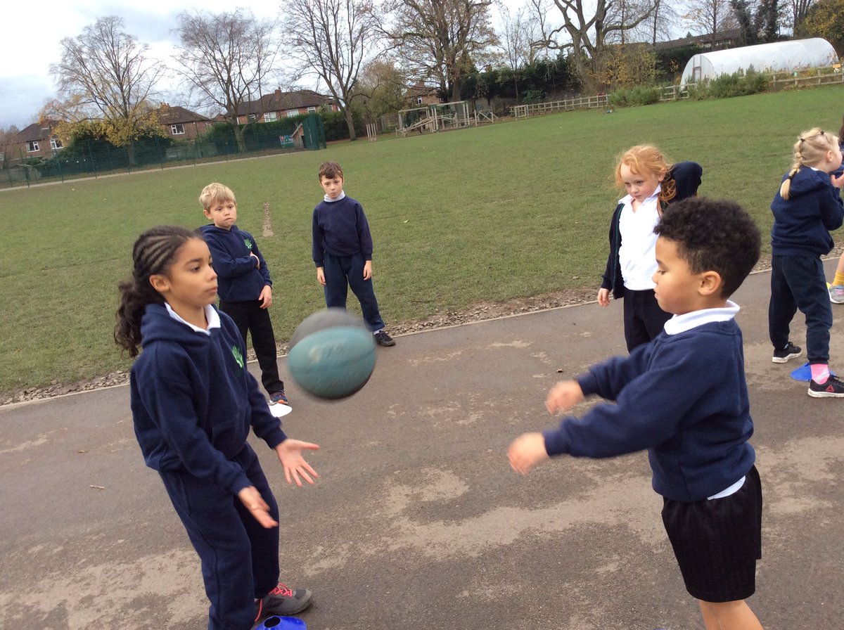 Year4tLTPA22's tweet photo. Practising our throwing and catching skills using different equipment #PE #passing #receiving #skills #coordination #teamwork @MissDonaldson6 https://t.co/idz1T6Ygto
