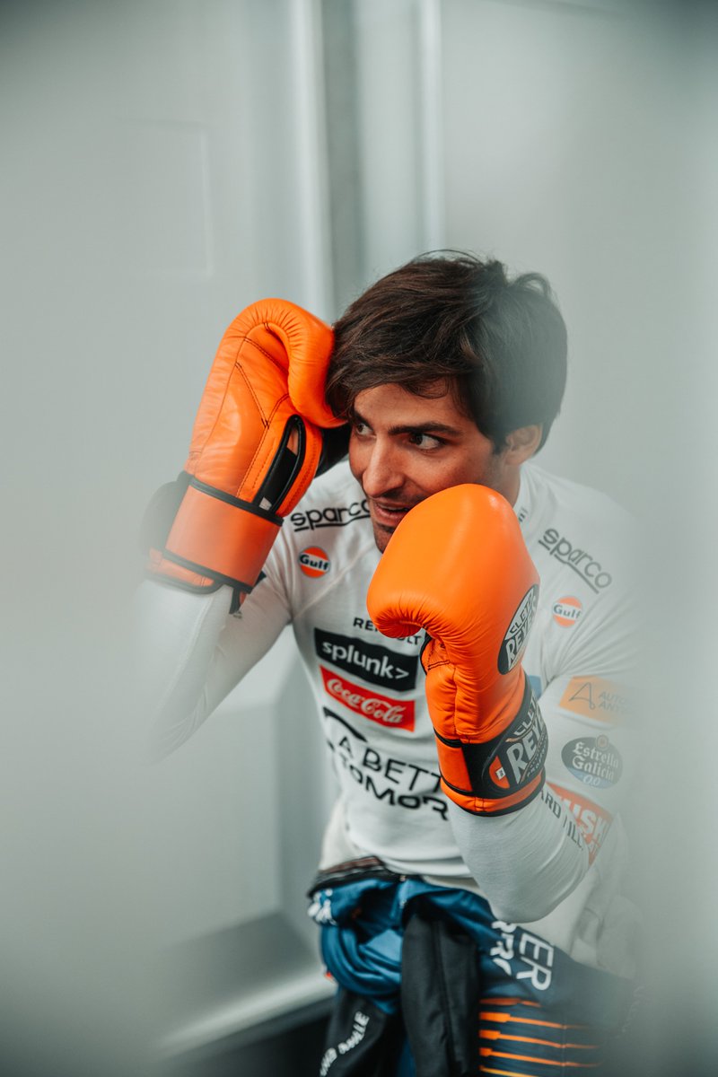 A selection of our favourite behind-the-scenes pictures from the  #TurkishGP.  THREAD 