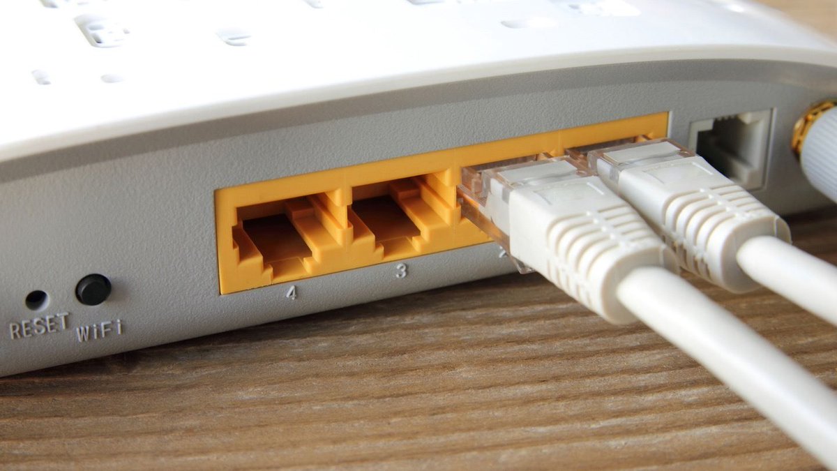 allconnect's tweet image. Get back to basics with this quick refresher on the difference between a modem and a router. Knowing the difference could save you time and money!  #modemvsrouter #gateway #backtobasics #internetterms   buff.ly/3cbEnWv