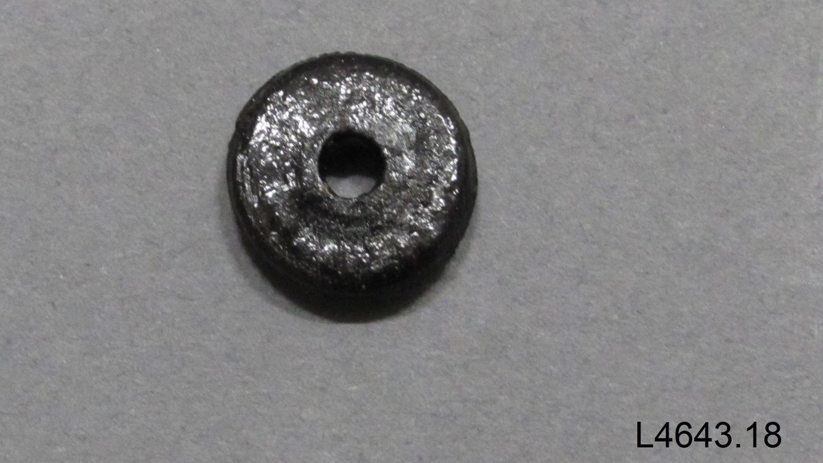 CanMusHistory's tweet image. This button form, from the early 18th century, shares an important story.

Found in Louisbourg the button was likely sewn or worn by servant Marie Marguerite Rose, a slave of African descent. She was later freed, married a Mi&apos;kmaq man and opened a tavern in Louisbourg 
#ButtonDay
