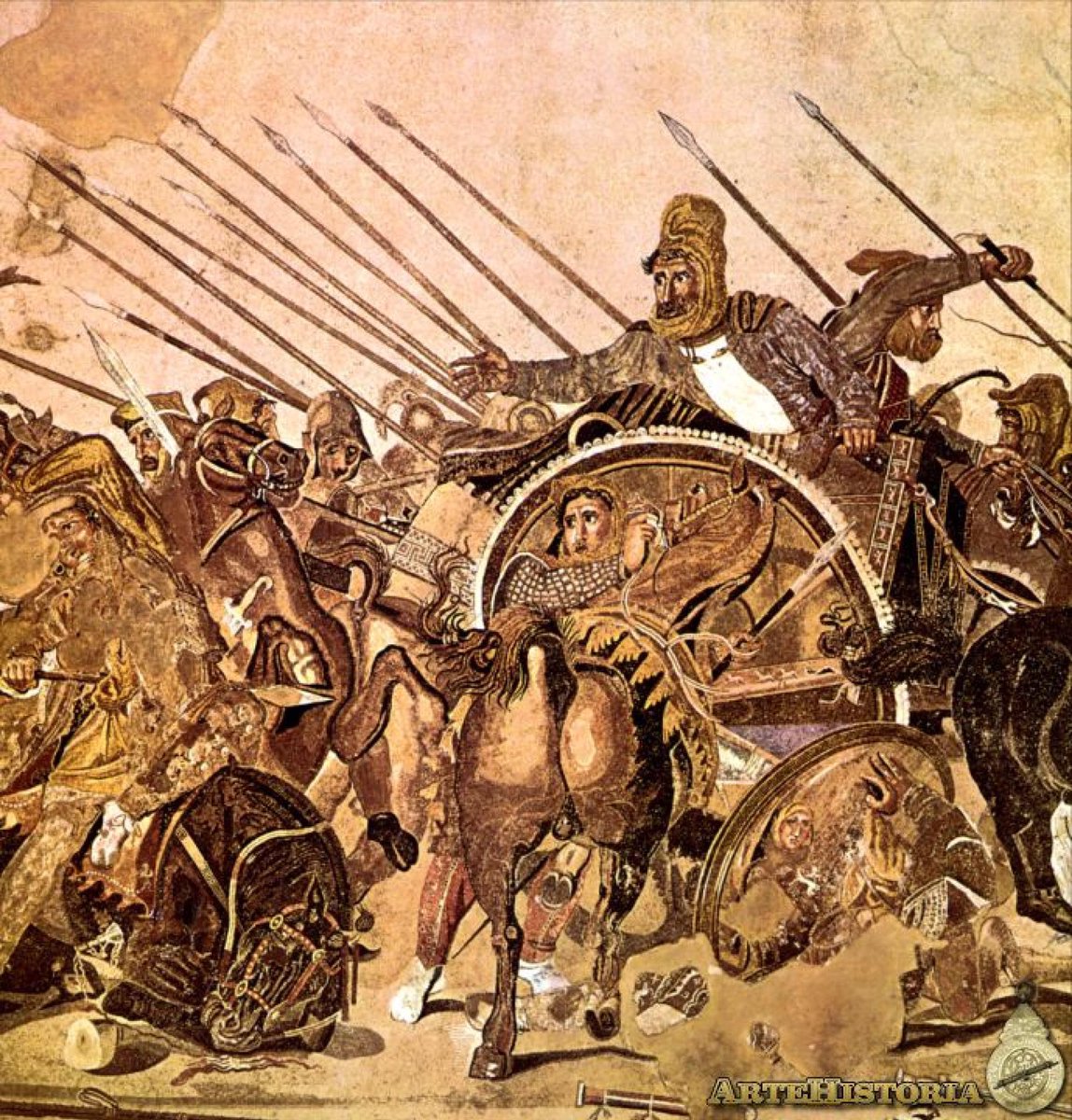 Darío III aparece en su carro donde parece dar órdenes a su auriga para huir de la batalla, mientras extiende la mano en un gesto mudo o tras haber lanzado una jabalina. La mirada es preocupada, el auriga da latigazos al caballo para herir, mientras los soldados aparecen atrás.