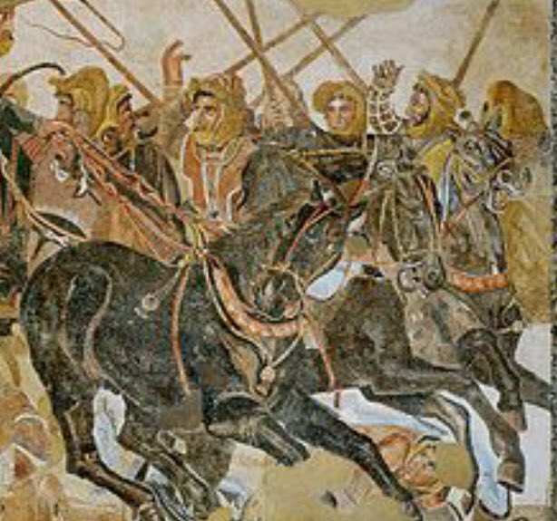 Darío III aparece en su carro donde parece dar órdenes a su auriga para huir de la batalla, mientras extiende la mano en un gesto mudo o tras haber lanzado una jabalina. La mirada es preocupada, el auriga da latigazos al caballo para herir, mientras los soldados aparecen atrás.