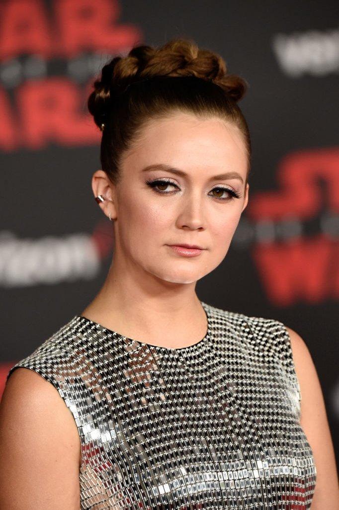 leiasflyboy's tweet photo. billie lourd as her mom carrie fisher; a thread. https://t.co/qvvsVZyHFT