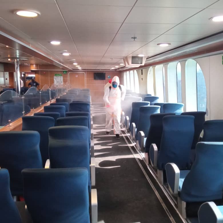 conferry_ve's tweet photo. #ProtecciónAlPueblo 🚢 Hoy #16Nov Con el fin de prevenir al contagio del covid-19 @lanuevaconferry continúa ejecutando labores de limpieza y desinfección en el ferry VDV II a fin de garantizar a nuestro pueblo áreas óptimas y seguras. 
#EnVenezuelaBrillaLaPaz https://t.co/QW89nC78jp