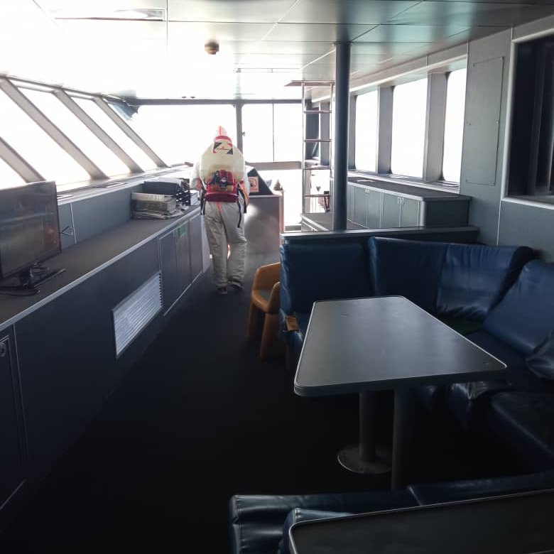 conferry_ve's tweet photo. #ProtecciónAlPueblo 🚢 Hoy #16Nov Con el fin de prevenir al contagio del covid-19 @lanuevaconferry continúa ejecutando labores de limpieza y desinfección en el ferry VDV II a fin de garantizar a nuestro pueblo áreas óptimas y seguras. 
#EnVenezuelaBrillaLaPaz https://t.co/QW89nC78jp