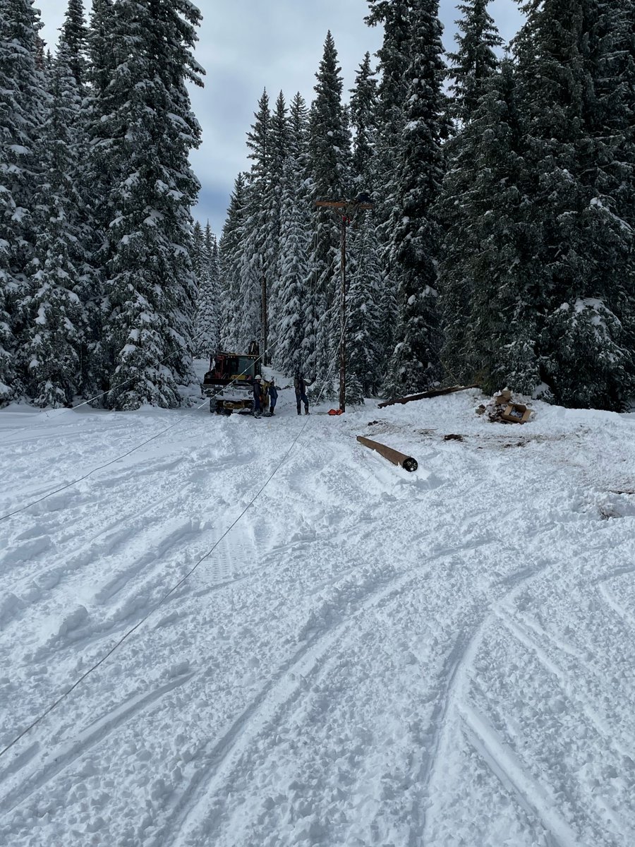LaPlataElectric's tweet photo. #LPEA's amazing line crew doing repairs up at Purgatory. When you live in the high country, the right equipment and team mean the difference between having power and not having power. Thanks guys, we appreciate you! Be safe and stay warm. https://t.co/Rvyqyh8toP