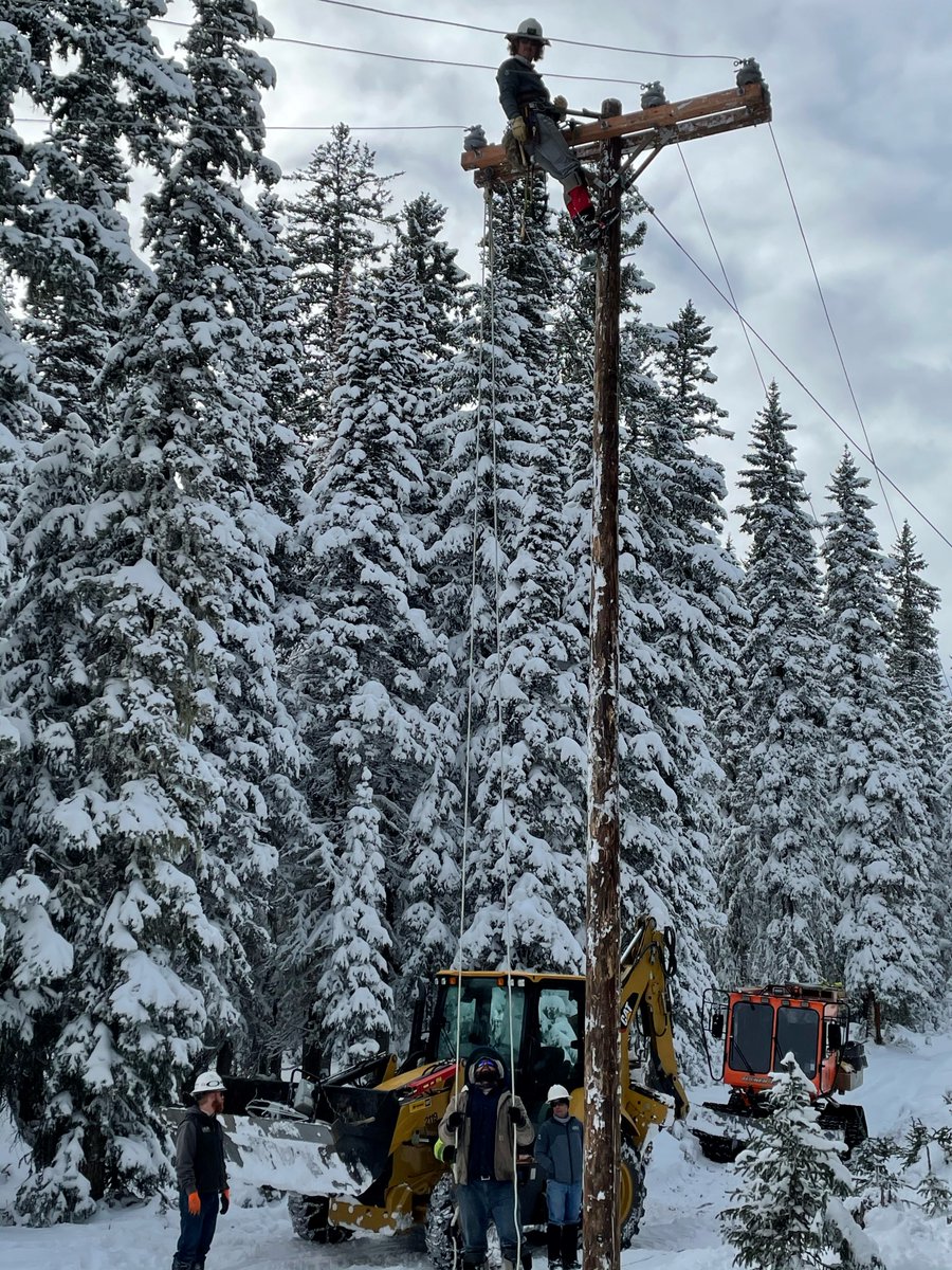 LaPlataElectric's tweet photo. #LPEA's amazing line crew doing repairs up at Purgatory. When you live in the high country, the right equipment and team mean the difference between having power and not having power. Thanks guys, we appreciate you! Be safe and stay warm. https://t.co/Rvyqyh8toP