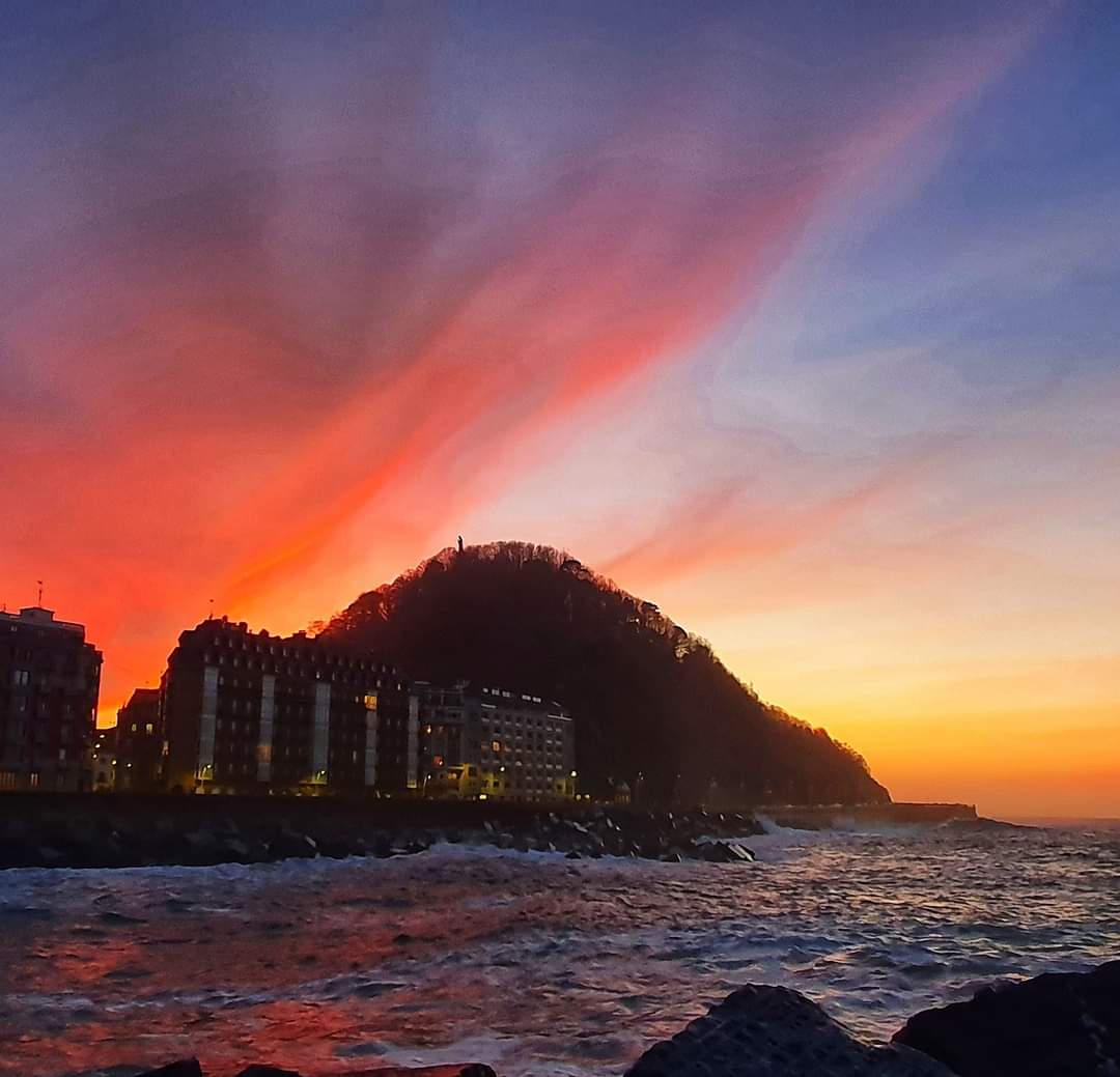 donosti_city's tweet photo. Atardecer en Donosti en modo Aurora Boreal.
📷 @meteogros https://t.co/8CrbDLyGZj