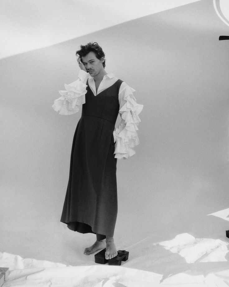 brightsilentcry's tweet photo. Adivinen quién ya usaba falda y vestido antes de salir en Vogue?
Exacto, Harry Edward Styles

I’m voting for Fine Line for Favorite Album – Pop/Rock at the #AMAs https://t.co/tvqmaT4LB7