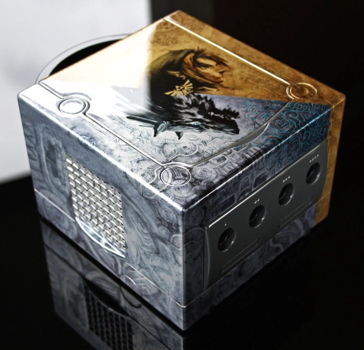 ColonelFalcon's tweet photo. 🅲🆄🆂🆃🅾🅼 🆂🆈🆂🆃🅴🅼 🅾🅵 🆃🅷🅴 🅳🅰🆈 

#MondayCubed

Creator: Zoki64
System: #Nintendo Gamecube
Theme: #LegendOfZelda Twilight Princess 

One of the best customised Gamecubes ever created. I’m sure you’ve seen it around. If not: here you go! #gamersunite https://t.co/7hQ91SNkOO