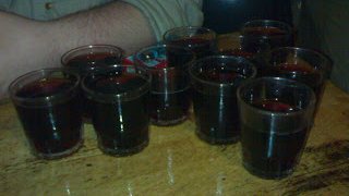 PostureoAb's tweet photo. Me niego a que me pongan la vacuna hasta que no sepa que lleva eso.

Also me cuando jugaba al duro: "coge los 5 céntimos del suelo, límpiale el serrín en esa balleta negra y sigue tirándolo a los vasos en los que estamos bebiendo quince personas" https://t.co/rTbDevHqGm