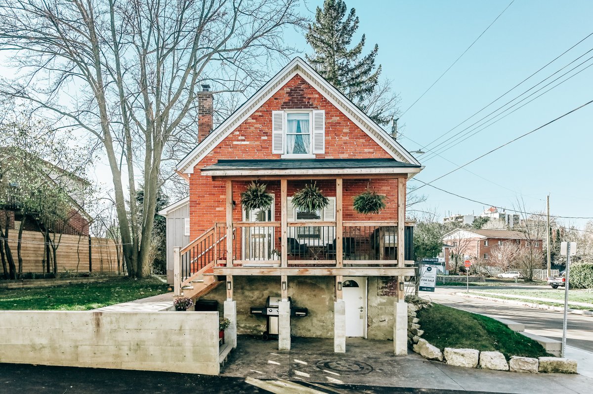 trilliumwest's tweet photo. Effortlessly melding character with modern features, South Dr is one sweet spot. Every element of this space is bright and inviting, making it the perfect place to call home.

Take a through this glowy house->https://t.co/m51nTuhCIU

#kwawesome #kwrealestate #movetokw https://t.co/j99Mjct3uc