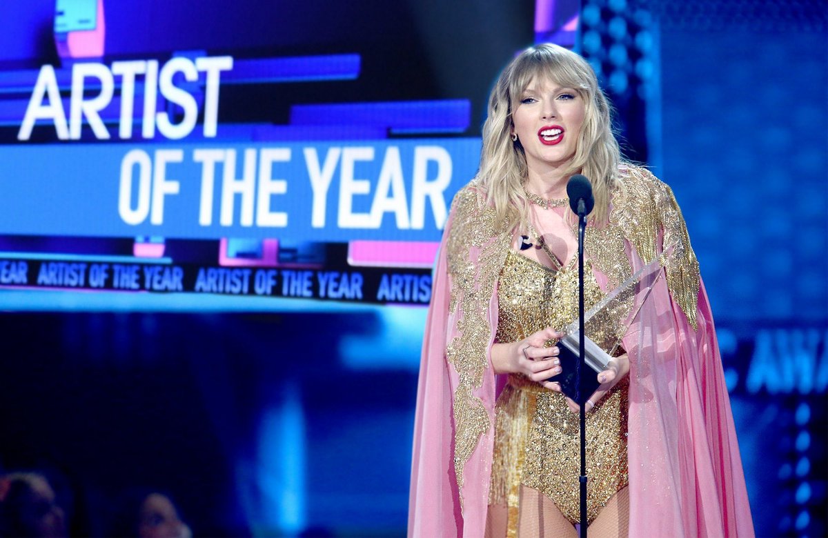 LaPuercaylor's tweet photo. DESPUES DE SER LA ARTISTA DE LA DÉCADA QUE VUELVA A SER LA ARTISTA DEL AÑO IMAGINTE EL PODER 

I’m voting for Taylor Swift for Artist of the Year at the #AMAs https://t.co/o4XbRjYDHF