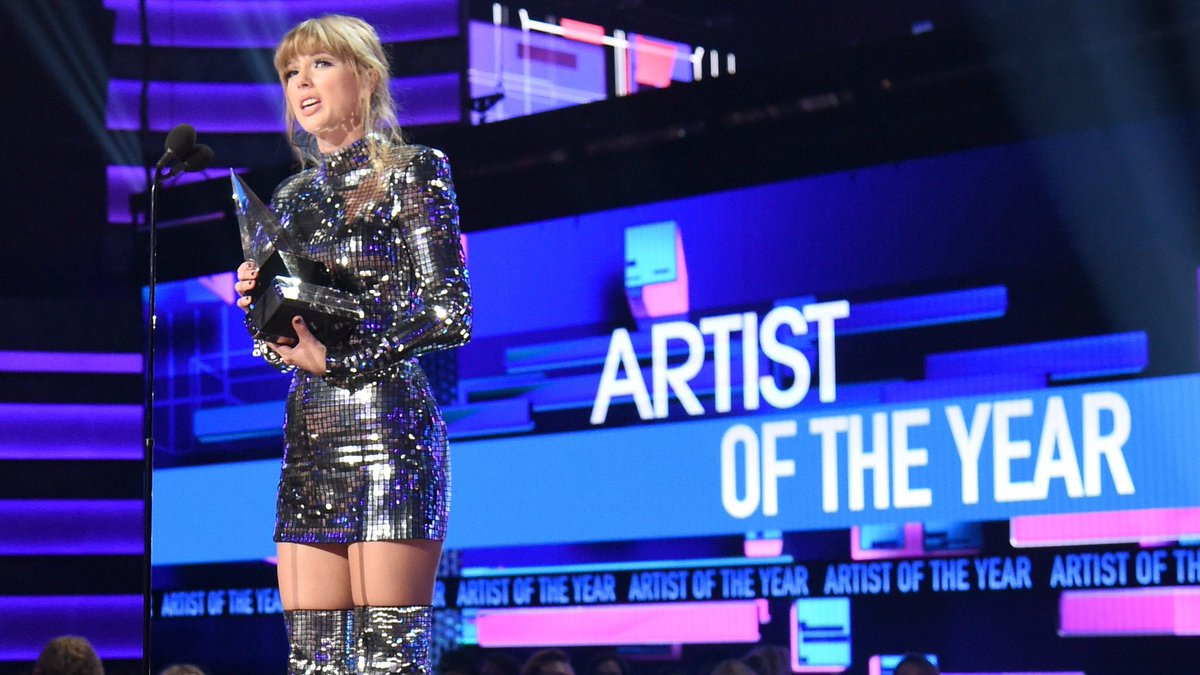 LaPuercaylor's tweet photo. DESPUES DE SER LA ARTISTA DE LA DÉCADA QUE VUELVA A SER LA ARTISTA DEL AÑO IMAGINTE EL PODER 

I’m voting for Taylor Swift for Artist of the Year at the #AMAs https://t.co/o4XbRjYDHF