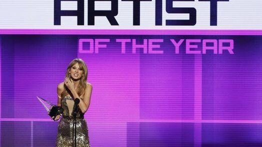 LaPuercaylor's tweet photo. DESPUES DE SER LA ARTISTA DE LA DÉCADA QUE VUELVA A SER LA ARTISTA DEL AÑO IMAGINTE EL PODER 

I’m voting for Taylor Swift for Artist of the Year at the #AMAs https://t.co/o4XbRjYDHF
