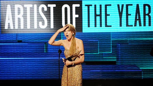 LaPuercaylor's tweet photo. DESPUES DE SER LA ARTISTA DE LA DÉCADA QUE VUELVA A SER LA ARTISTA DEL AÑO IMAGINTE EL PODER 

I’m voting for Taylor Swift for Artist of the Year at the #AMAs https://t.co/o4XbRjYDHF