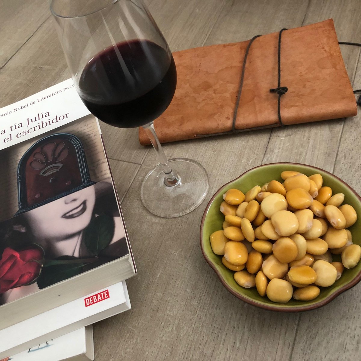 Los lunes pueden resultar muy duros. ¿Sabéis cuál es la mejor forma de acabarlos? Un cuenco de #Saladitos. Sanos y ricos, para quitar el gusanillo antes de la cena y relajarnos después de un largo día de trabajo #dosvecesbueno