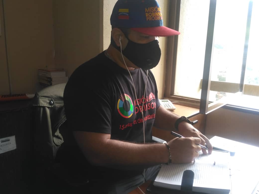 raulbolivariano's tweet photo. #Ahora || Videoconferencia con el Secretario Ejecutivo Nacional del @MSomosVen y Ministro @MervinMaldonad0 evaluando participación de misioneros en el #SimulacroAN2020 Rumbo a la Victoria
#MisiónRobinson
@NicolasMaduro
@psuvaristobulo
@MisinRobinsonP2
@MPPEDUCACION https://t.co/FsatyihxHm
