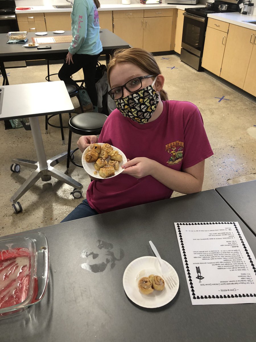 powhatanms's tweet photo. C Hall smells soooo good! The 8th grade Family and Consumer Sciences class made yummy cinnamon rolls🤤 #bakermode https://t.co/azXJgJmX6t