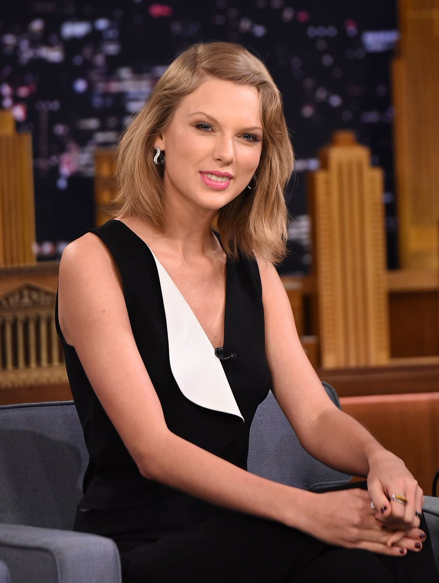 HOUAYLORSTUFF's tweet photo. ⠀ ⌗ houaylor at jimmy fallon's show https://t.co/vqwim1PsHi