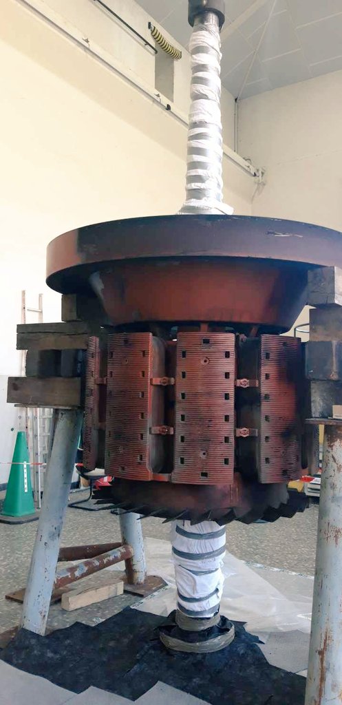 CastanRoi's tweet photo. Dans la vallée #ValdAzun. Usine hydro-électrique d'AUCUN. Démontage en cours du rotor pour check-up, opérations d'entretien du groupe n°2 #investissement #local pour ces travaux. Mobilisation équipes #EDF du Val d'Azun, #hydrostadium, nos mécaniciens du #GMH et #navarreservices https://t.co/tg2NWG3tp2