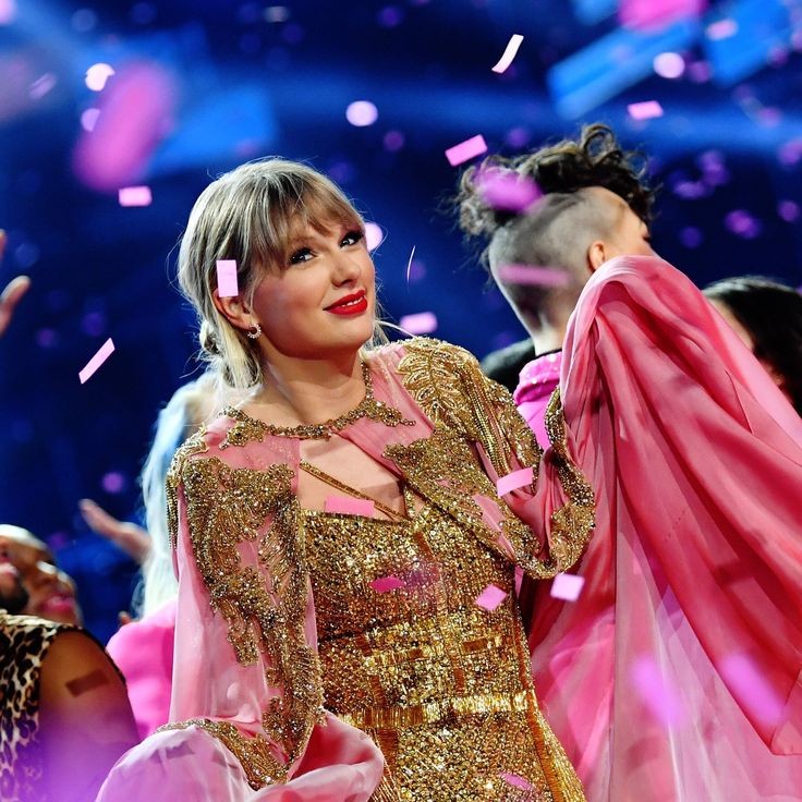 Fioreswift13x1's tweet photo. 🚨 POR FAVOR, HAGAMOS ESTE ÚLTIMO ESFUERZO 🚨

50RT = 50 VOTOS

100RT = 100 VOTOS

500RT = 500 VOTOS

1000RT = 1000 VOTOS

I’m voting for Taylor Swift for Artist of the Year at the #AMAs https://t.co/CNRAbS2nsR