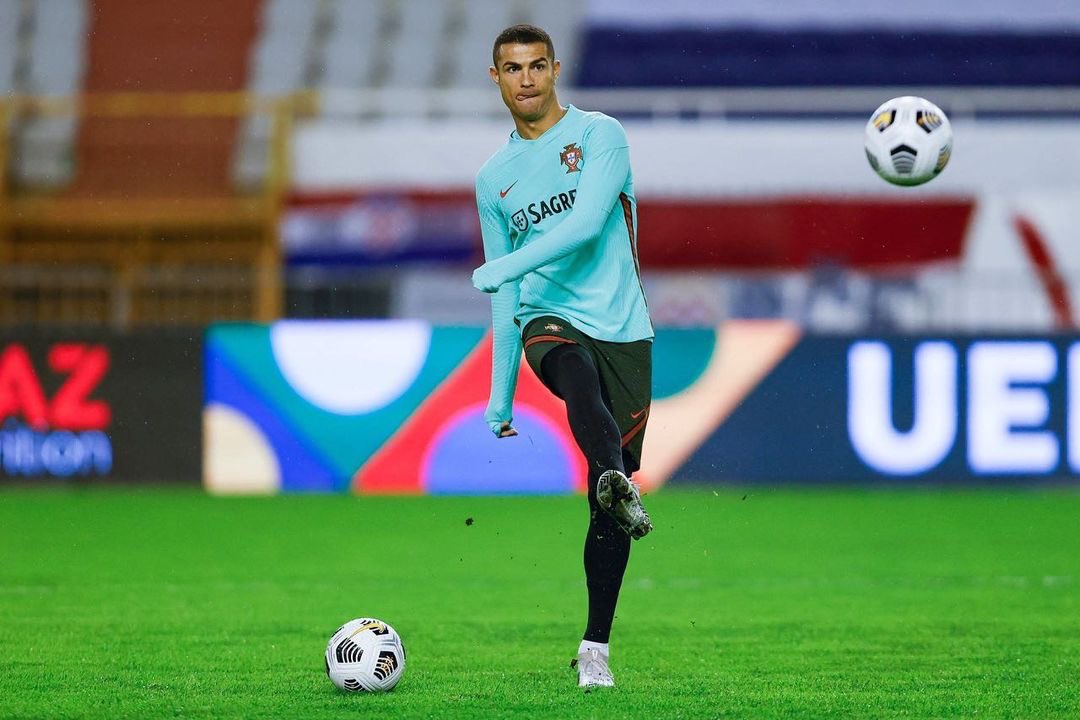 Cristiano's tweet photo. 💚❤️ https://t.co/VRUxEWegiB