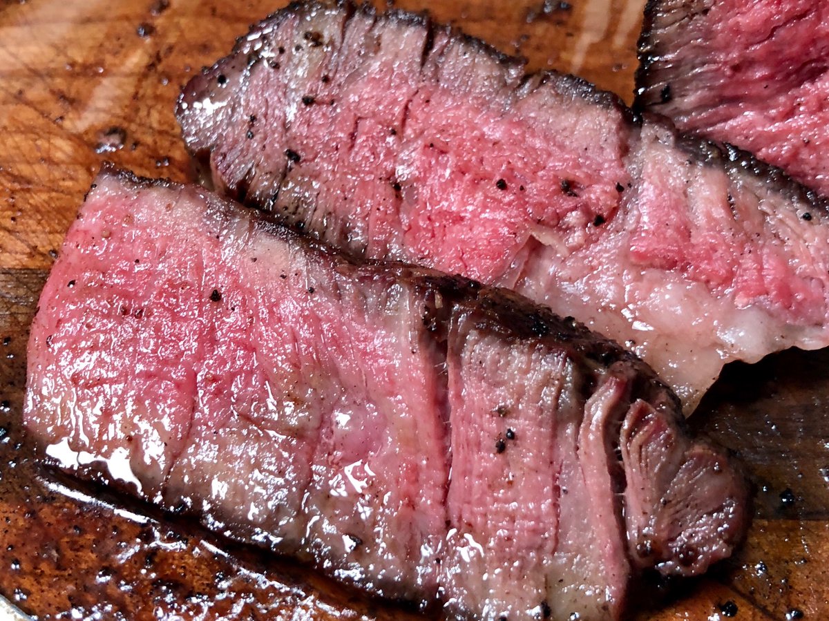 Dont ya just love a perfectly grilled 1 1/2 Inch ribeye?
How do you like yours cooked? We like ours medium. 

class.pitmasterclass.us/p/pitmaster-cl…

Have a nice week amigos