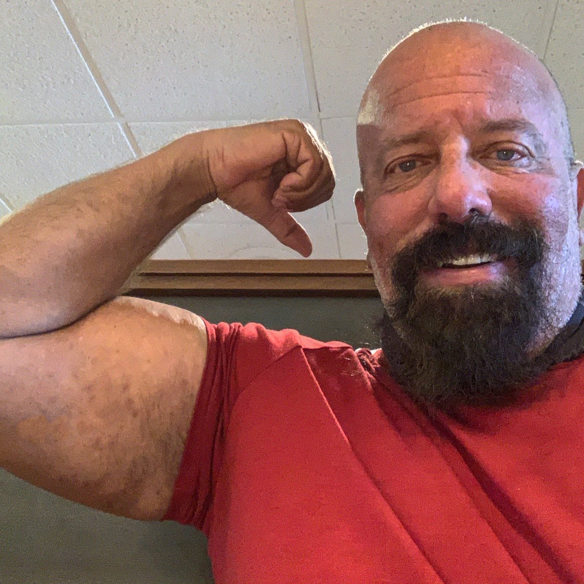 HugeMuscleGeek's tweet photo. While waiting for breakfast, how about a peak check? 💪🏼😎 #powerlifterscantpose #21incharms #roadto22incharms #deuxpiedsdebras #peakcheck https://t.co/HzZVjk8i0e